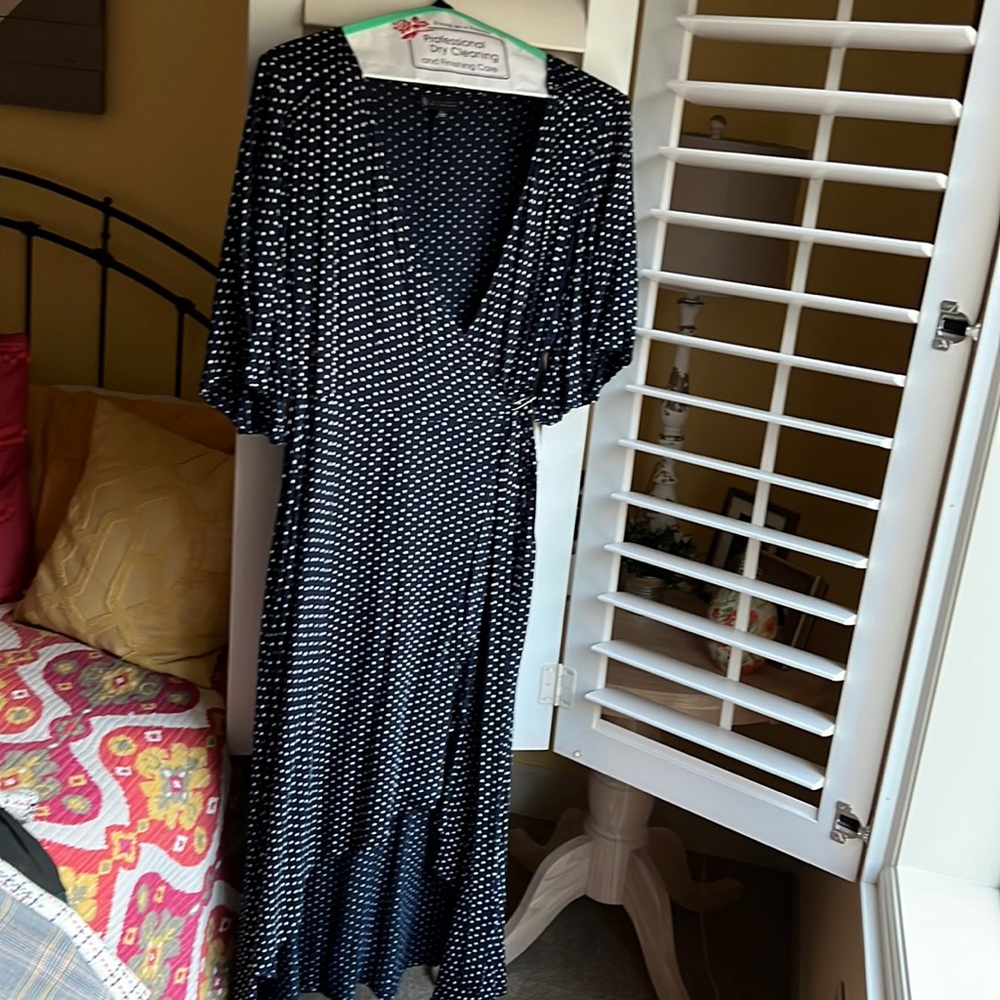 Super flattering high low wrap dress. Size Large. Flutter sleeve